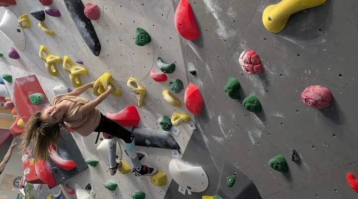 Lucia liebt das Bouldern in der inklusiven Gruppe | © DAV-Sektion Memmingen
